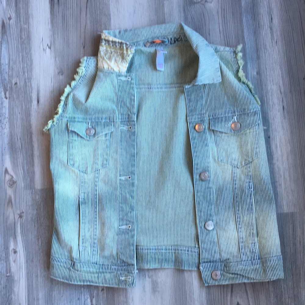 Rustic no-sleeve jean jacket with patterned collar